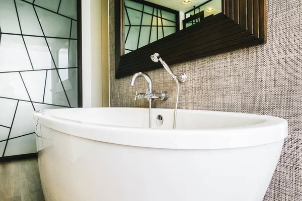 Güzel lüks beyaz küvet banyo iç dekorasyonda