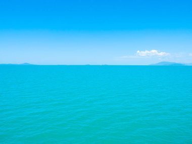 Seyahat ve tatil için mavi gökyüzü arka plan üzerinde beyaz bulut ile güzel tropikal deniz okyanus