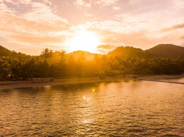Güzel tropikal plaj ve deniz Island günbatımı zaman seyahat ve tatil için havadan görünümü