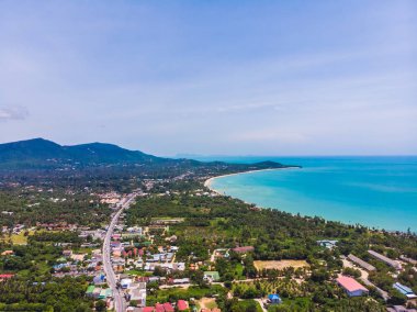 Seyahat ve tatil için adada güzel tropikal plaj ve deniz ağaçları ile havadan görünümü