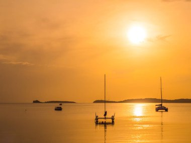 Güzel tropikal deniz ve okyanus Yelkenli veya yat gündoğumu zaman