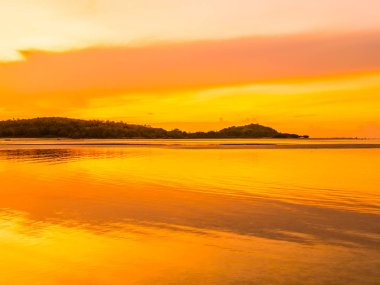 Güzel tropikal plaj deniz ve okyanus ile Hindistan cevizi hurma ağacı gündoğumu zaman seyahat ve tatil için