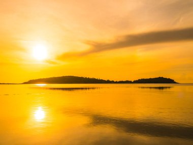 Güzel tropikal plaj deniz ve okyanus ile Hindistan cevizi hurma ağacı gündoğumu zaman seyahat ve tatil için