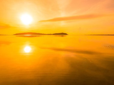 Güzel tropikal plaj deniz ve okyanus ile Hindistan cevizi hurma ağacı gündoğumu zaman seyahat ve tatil için