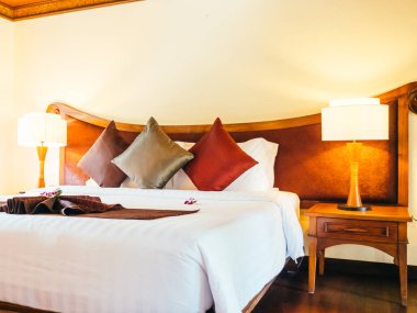 Otel yatak odasında ışık lamba dekorasyonu ile yatakta rahat yastık