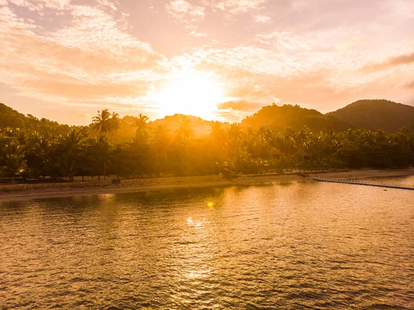 Güzel tropikal plaj ve deniz Island günbatımı zaman seyahat ve tatil için havadan görünümü