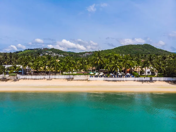 Seyahat ve tatil için adada güzel tropikal plaj ve deniz ağaçları ile havadan görünümü