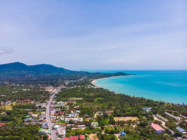Seyahat ve tatil için adada güzel tropikal plaj ve deniz ağaçları ile havadan görünümü