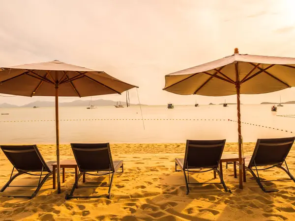 Parasol Krzesło Tropikalnej Plaży Mórz Oceanów Czasie Wschodu Podróże Wakacje — Zdjęcie stockowe