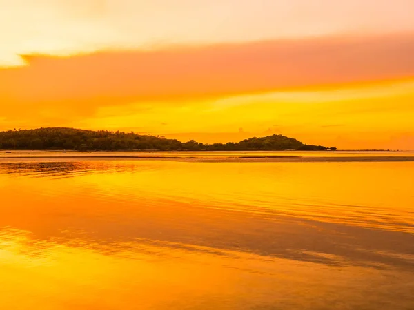 Bella Spiaggia Tropicale Mare Oceano Con Palma Cocco Sorgere Del — Foto Stock