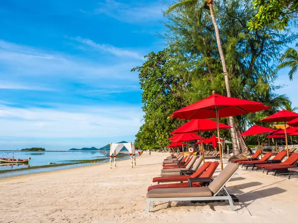Parasol Stoel Het Tropische Strand Zee Oceaan Voor Reizen Vakantie — Stockfoto