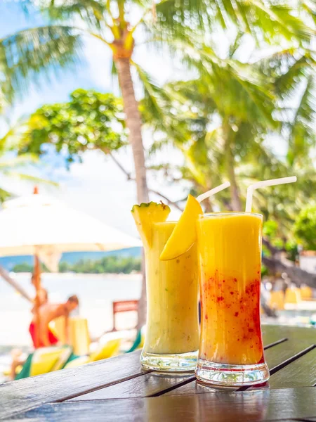 Copo Smoothies Bebida Gelada Mesa Madeira Com Vista Mar Oceano — Fotografia de Stock