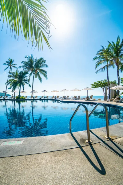 Beautiful Tropical Beach Sea Umbrella Chair Swimming Pool Hotel Resort — Stock Photo, Image