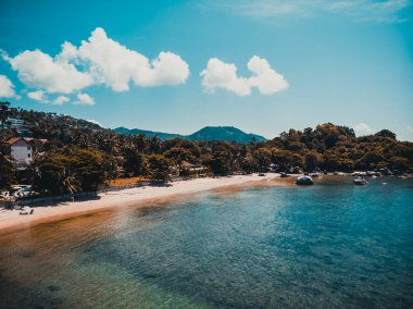 Koh samui Adası Tatil ve seyahat için mavi gökyüzünde üzerinde pek çok ağaç ve beyaz bulut deniz ve plaj güzel havadan görünümü