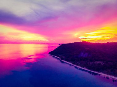 Güzel tropikal plaj ve deniz hurma ve koh samui Adası Tayland tatil ve seyahat için günbatımı zaman diğer ağacında havadan görünümü