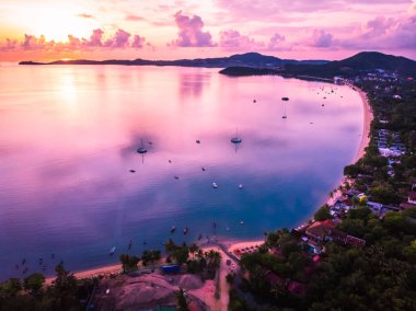 Güzel tropikal plaj ve deniz hurma ve koh samui Adası Tayland tatil ve seyahat için günbatımı zaman diğer ağacında havadan görünümü