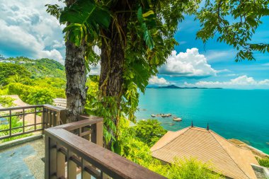 Veranda veya sandalye etrafında güzel deniz ve okyanus manzaralı seyahat ve tatil için balkon