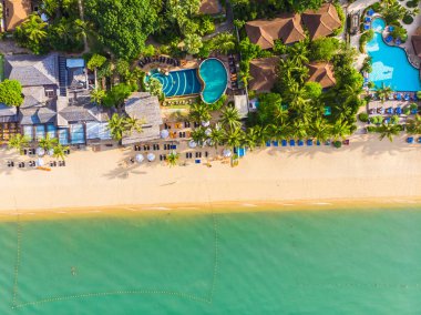 Güzel tropikal plaj ve deniz hurma ve koh samui Adası seyahat ve tatil için diğer ağacında havadan görünümü