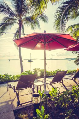 Güzel tropikal deniz okyanus ve plaj şemsiye ve sandalye seyahat ve tatil için