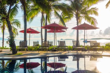 Güzel lüks otel ve tatil seyahat ve tatil için sandalye ve şemsiye ile açık yüzme havuzu