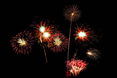 Kutlama için geceleri üzerinde siyah gökyüzü güzel renk havai fişek