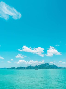 Seyahat ve tatil için mavi gökyüzü arka plan üzerinde beyaz bulut ile güzel tropikal deniz okyanus