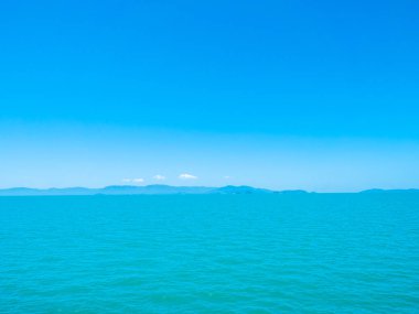 Seyahat ve tatil için mavi gökyüzü arka plan üzerinde beyaz bulut ile güzel tropikal deniz okyanus