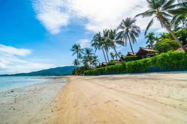 Güzel tropikal plaj deniz ve kum mavi gökyüzü ve beyaz bulut seyahat ve tatil için Hindistan cevizi hurma ağacı ile
