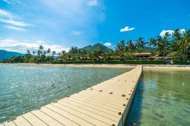 Güzel tropikal plaj deniz ve kum mavi gökyüzü ve beyaz bulut iskelesinden seyahat ve tatil için Hindistan cevizi hurma ağacı ile