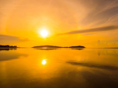 Güzel tropikal plaj deniz ve okyanus ile Hindistan cevizi hurma ağacı gündoğumu zaman seyahat ve tatil için