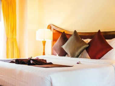 Otel yatak odasında ışık lamba dekorasyonu ile yatakta rahat yastık