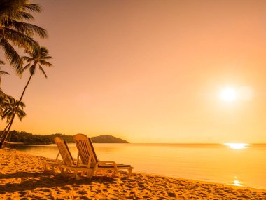 Tropikal plaj deniz ve okyanus seyahat ve tatil için boş sandalye