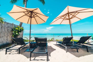 Güzel tropikal plaj ve şemsiye ve blue sky seyahat ve tatil için sandalyeye denize sıfır