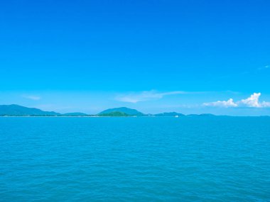 Güzel deniz ve okyanus kopya alanı için metin bulut beyaz ve mavi gökyüzü zemin üzerine