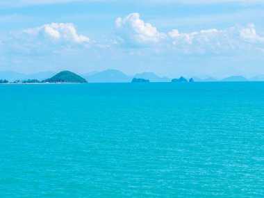 Güzel deniz ve okyanus kopya alanı için metin bulut beyaz ve mavi gökyüzü zemin üzerine