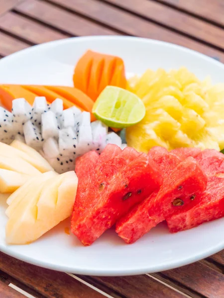 Coloful 许多水果在白色板材在木桌健康食物样式 — 图库照片