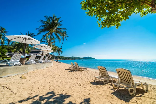 Vackra Tropiska Stranden Och Havet Med Stol Blå Himmel För — Stockfoto