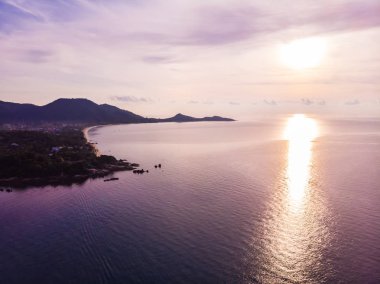 Güzel tropikal plaj ve deniz hurma ve koh samui Adası seyahat ve tatil için diğer ağacında havadan görünümü