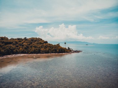 Güzel tropikal plaj ve deniz hurma ve koh samui Adası seyahat ve tatil için diğer ağacında havadan görünümü