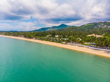 Güzel tropikal plaj ve deniz hurma ve koh samui Adası seyahat ve tatil için diğer ağacında havadan görünümü