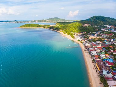 Güzel tropikal plaj ve deniz hurma ve koh samui Adası seyahat ve tatil için diğer ağacında havadan görünümü