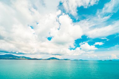 Güzel beyaz bulut mavi gökyüzü ve deniz ya da okyanus arka planı için