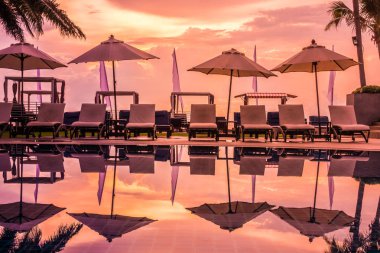 Güzel lüks otel ve tatil seyahat ve tatil için sandalye ve şemsiye ile açık yüzme havuzu