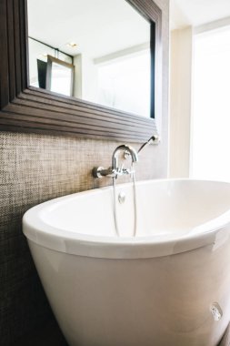 Güzel lüks beyaz küvet banyo iç dekorasyonda