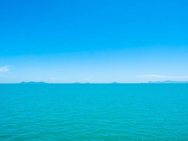 Seyahat ve tatil için mavi gökyüzü arka plan üzerinde beyaz bulut ile güzel tropikal deniz okyanus