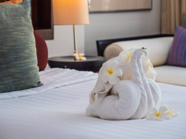 Beyaz fil havlu ve yatak otel yatak odası iç dekorasyonda rahat yastık