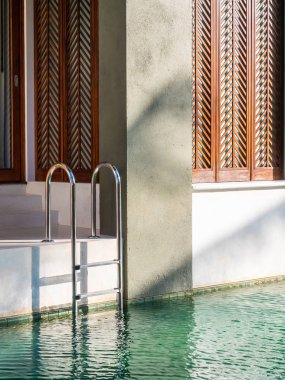 Merdiven ve lüks otel ve tatil sandalye ile açık balkon havuz