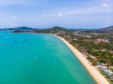 Seyahat ve tatil için adada güzel tropikal plaj ve deniz ağaçları ile havadan görünümü