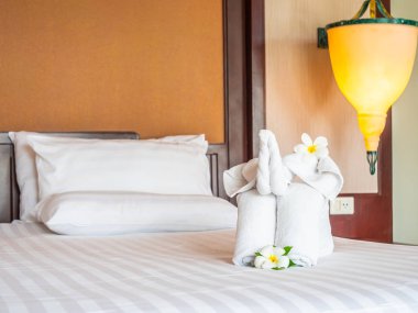Beyaz fil havlu ve yatak otel yatak odası iç dekorasyonda rahat yastık