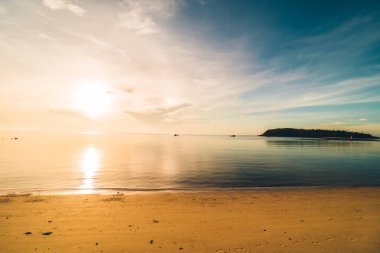 Günbatımı zaman tropik cennet ada plaj ve deniz ile Hindistan cevizi palmiye ağacı üzerinde tatil ve tatil için